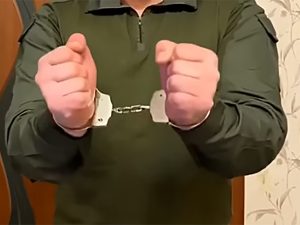 Руки в наручниках