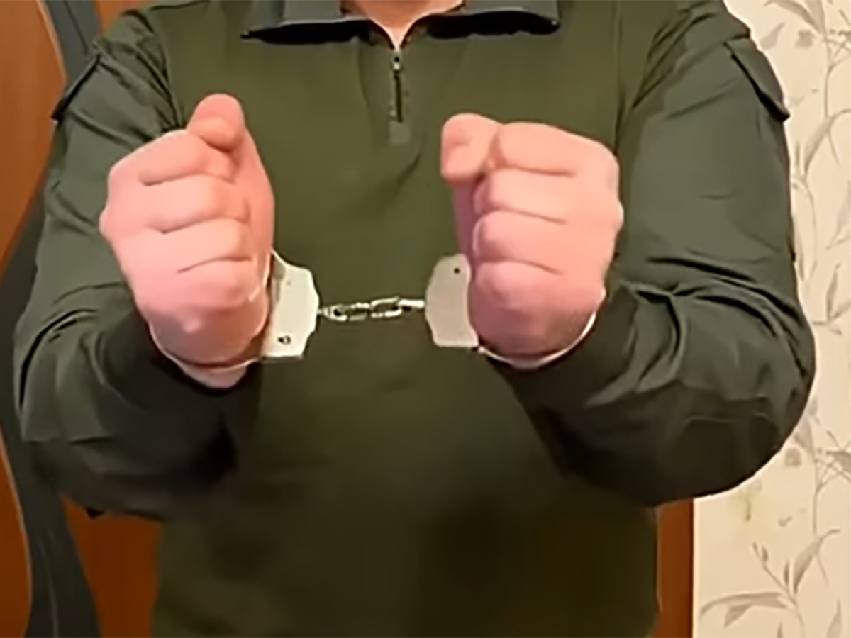 Руки в наручниках