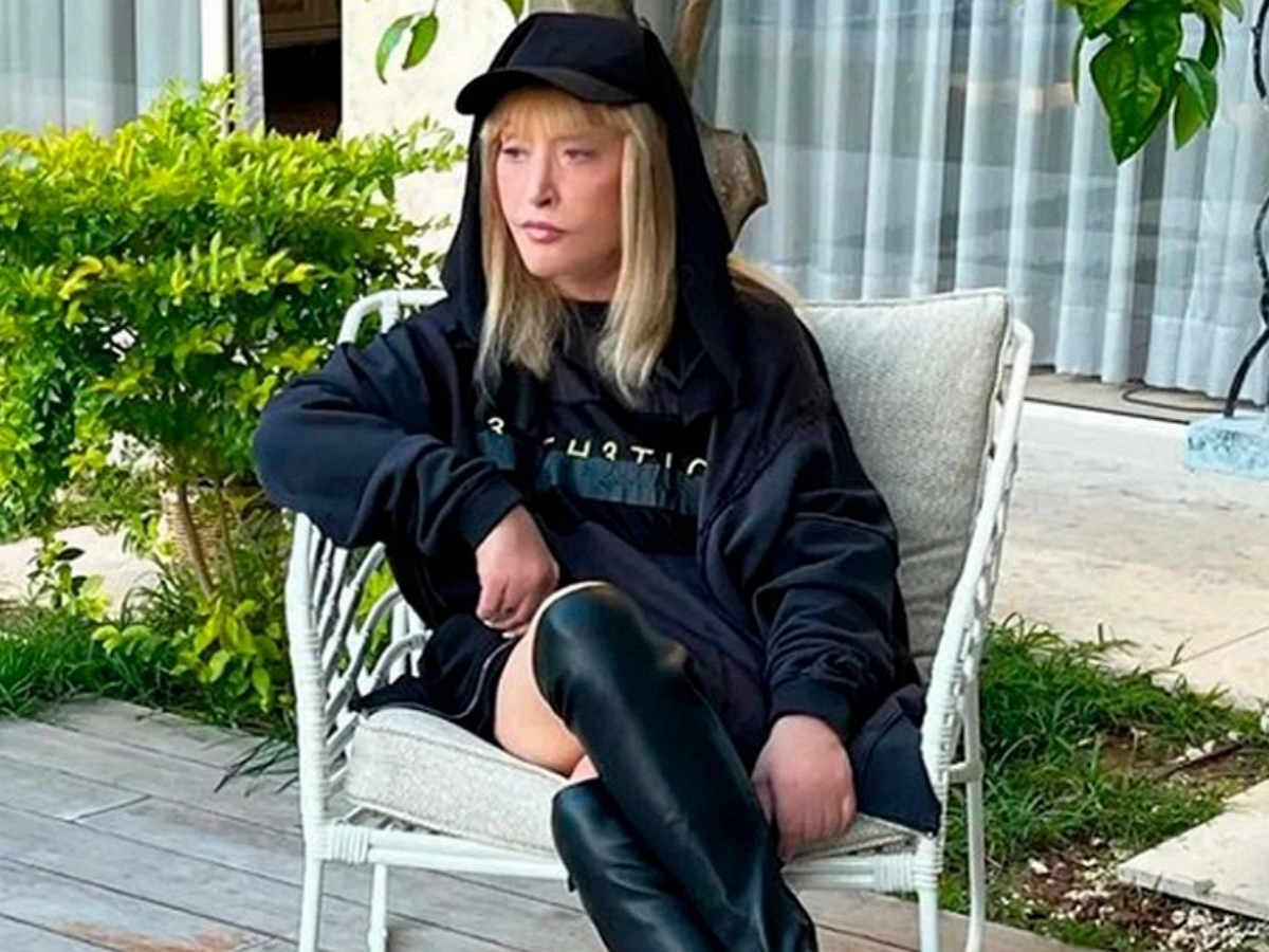 Исхудавшая Пугачева ошарашила фанатов на фото: певица не выходит на прогулку без трости