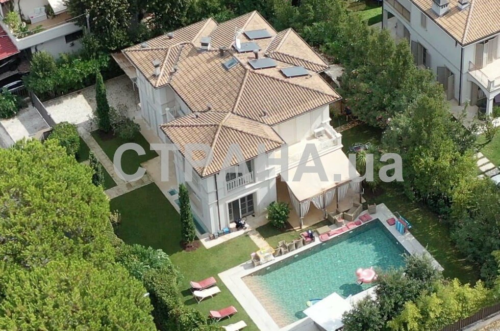 СМИ раскрыли, в каких странах Зеленский прячет свои тайные виллы и квартиры