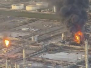 Мощный взрыв и пожар на нефтезаводе в Техасе попали на видео