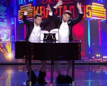 Зеленский играет на рояле без рук