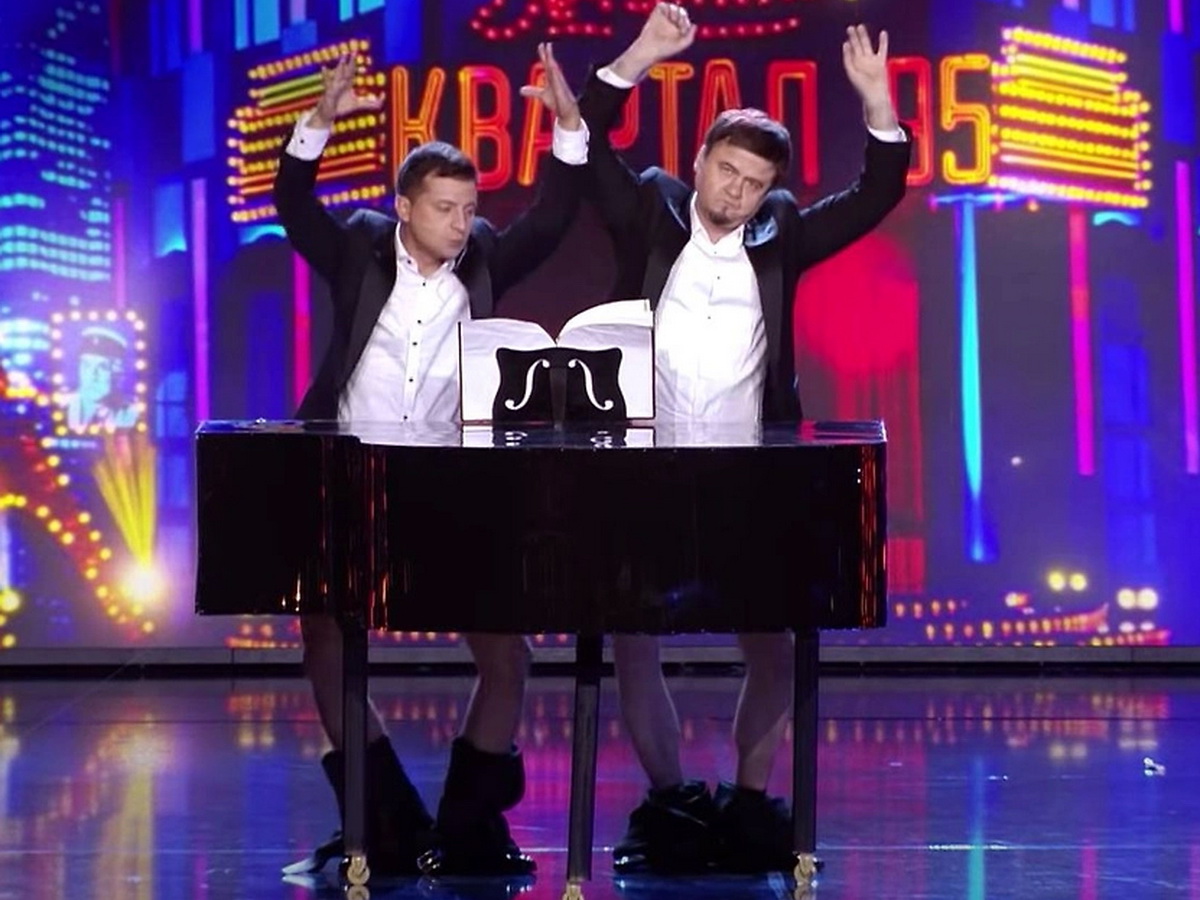 Зеленский играет на рояле без рук