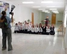 Фото учительницы с автоматом и детьми на коленях шокировало жителей Урала