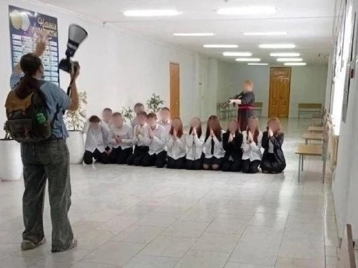 Фото учительницы с автоматом и детьми на коленях шокировало жителей Урала