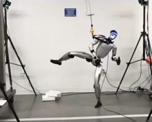 Time: ВСУ впервые вывели на фронт гуманоидных роботов Phantom