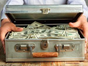 В Москве подростки сожгли часть найденных на улице 88 тыс. долларов