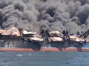 Опубликованы видео мощного пожара на танкере Safesea Vishnu после атаки Ирана