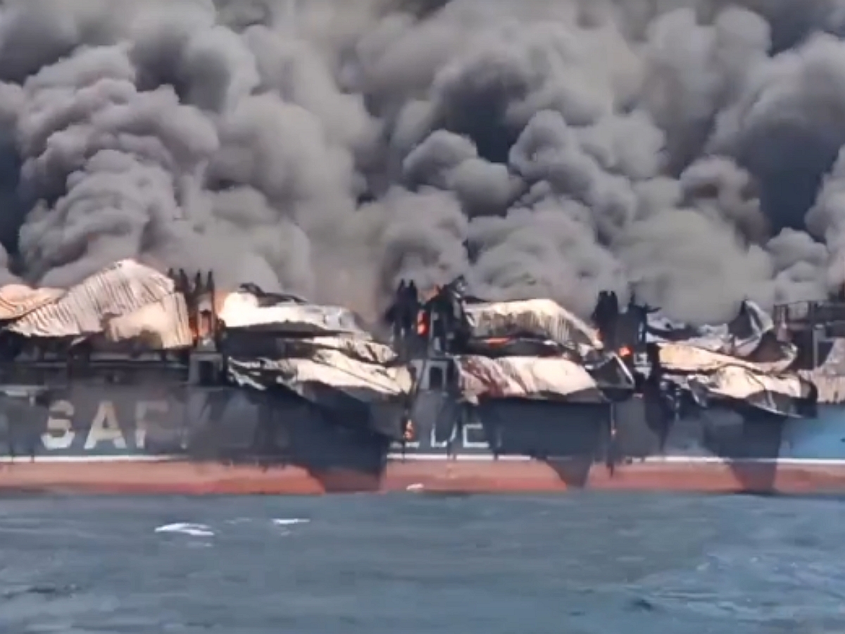 Опубликованы видео мощного пожара на танкере Safesea Vishnu после атаки Ирана