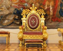 Дорогое селфи: посетитель Эрмитажа, который сел на трон Павла I, заплатит 1 млн рублей