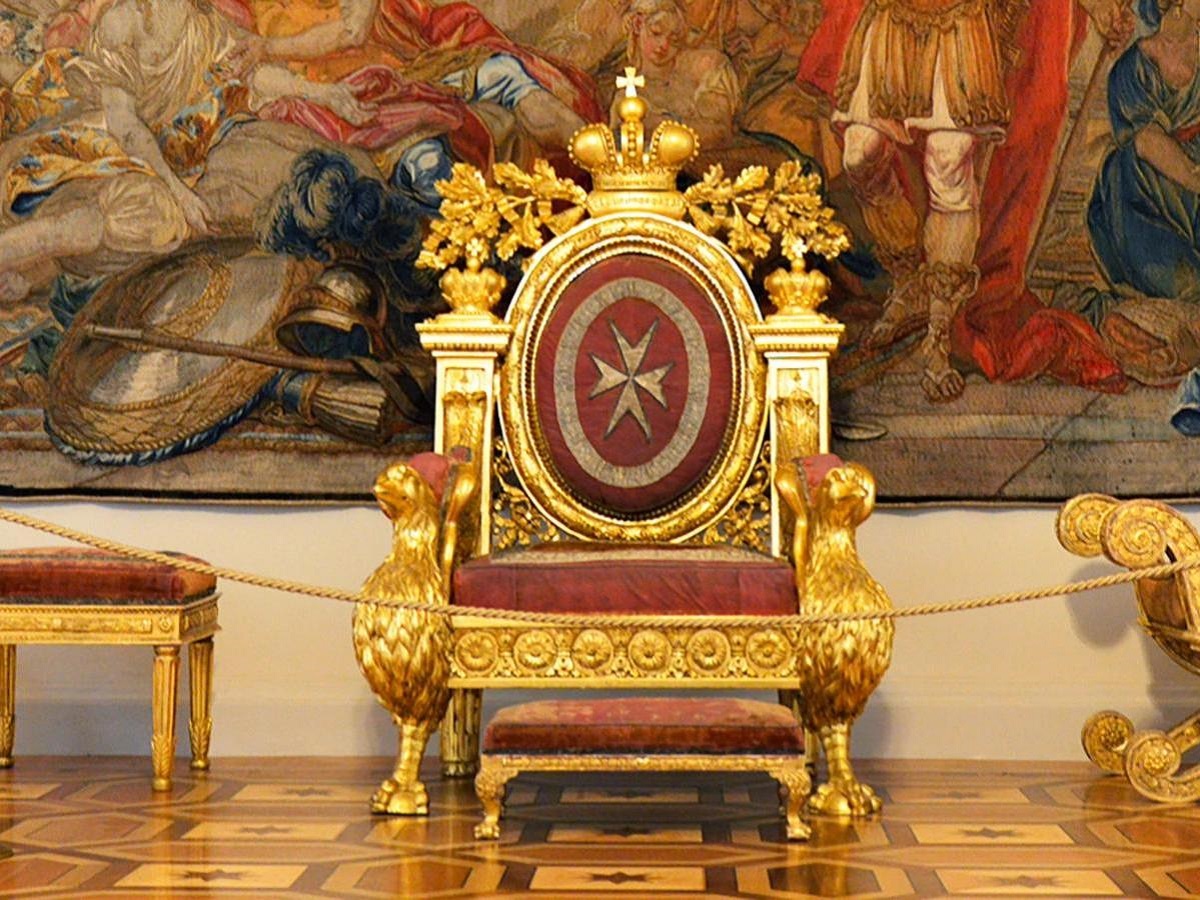 Дорогое селфи: посетитель Эрмитажа, который сел на трон Павла I, заплатит 1 млн рублей