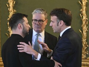 Коллаж с Зеленским, Макроном и Стармером в постели нашли в файлах Эпштейна