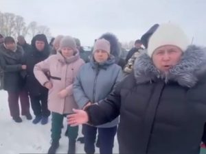 Под Новосибирском люди перекрыли дороги из-за угрозы нищеты и разорения