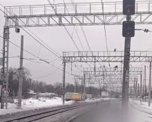 Поезд сбил четырех человек