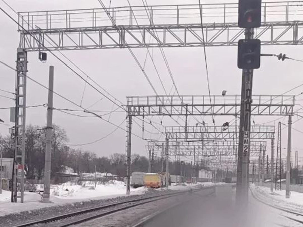 Поезд сбил четырех человек
