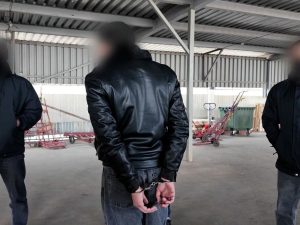 ФСБ опубликовала видео захвата получившего посылку с бомбами иностранца