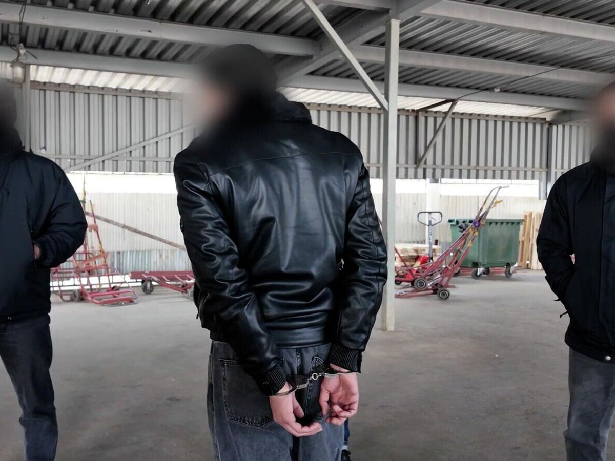 ФСБ опубликовала видео захвата получившего посылку с бомбами иностранца