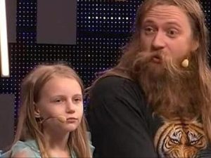 «Психологу нужен психиатр»: защита диплома 13-летней Алисы Тепляковой рассмешила публику