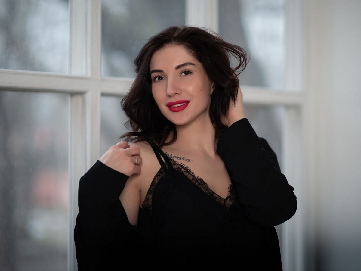 Новая эстетика nail-профессии: как Марина Тельпиз соединяет мастерство и технологии