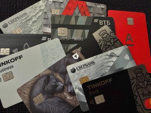 Когда выгодно заказать дебетовую карту и чем премиальные карты банков отличаются от обычных