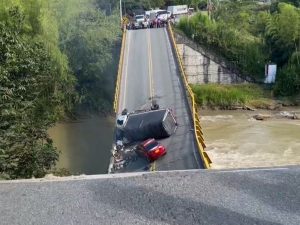Новый мост рухнул в реку вместе с мэром во время церемонии открытия