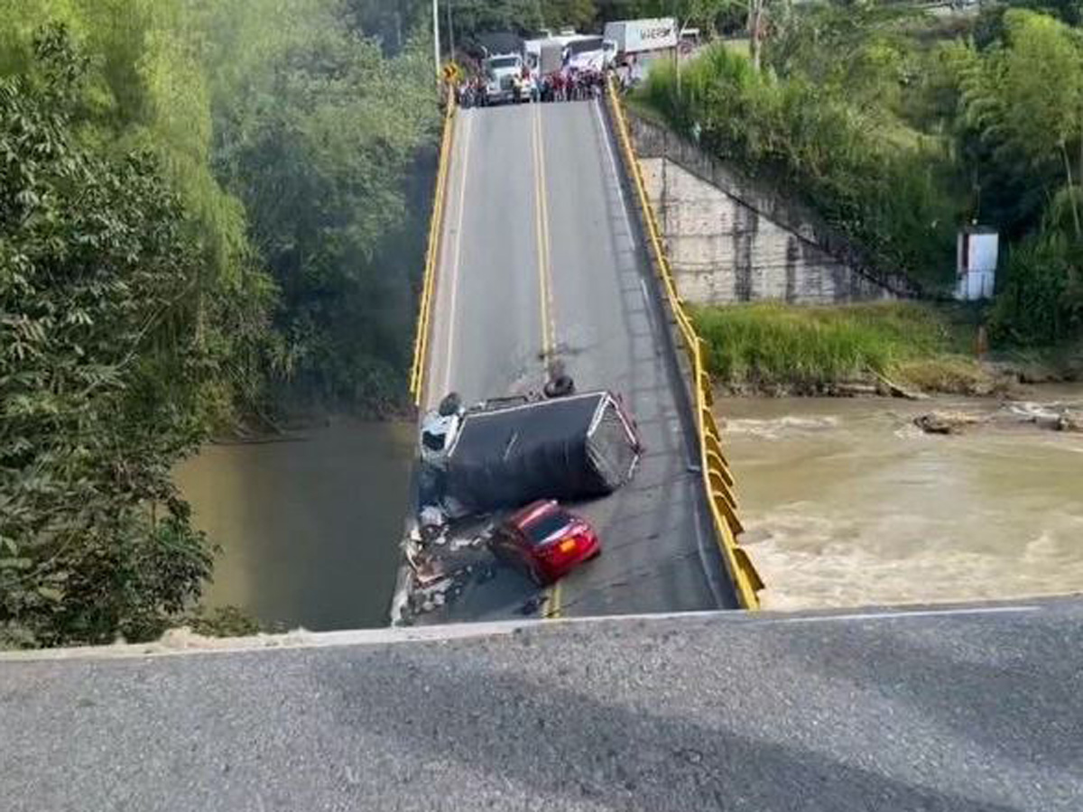 Новый мост рухнул в реку вместе с мэром во время церемонии открытия