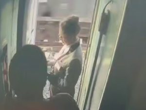 «Будет учиться заново ходить»: проводница, которую вытолкнули из поезда, рассказала о нападавшем