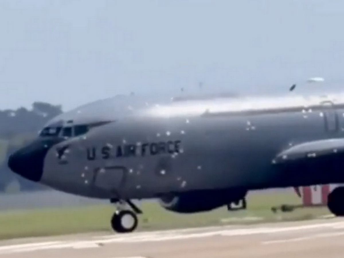 самолет, изрешеченный иранскими ракетами