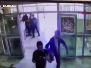 В Турции молодой человек с оружием напал на школу