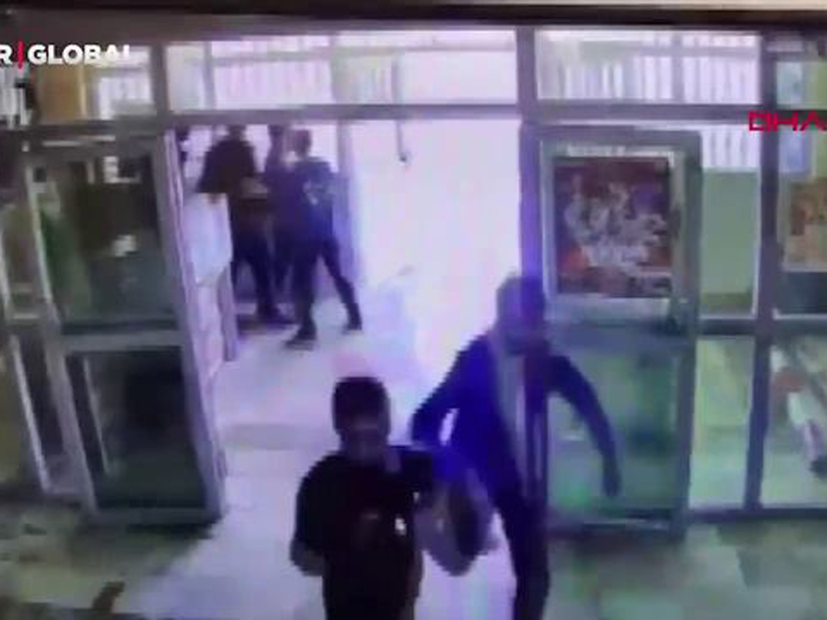 В Турции молодой человек с оружием напал на школу