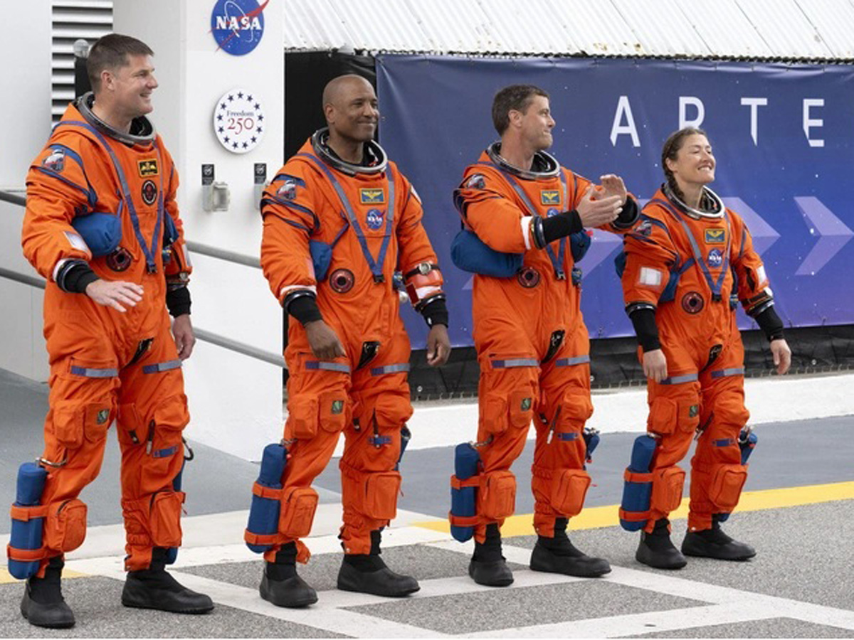 США впервые за 50 лет отправил астронавтов к Луне на корабле Orion