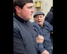 Охрана Пашиняна вытолкала с митинга деда погибшего военного