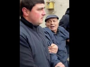 Охрана Пашиняна вытолкала с митинга деда погибшего военного