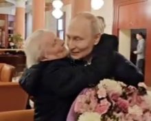 Появилось видео встречи Путина со своей первой учительницей