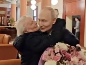 Появилось видео встречи Путина со своей первой учительницей