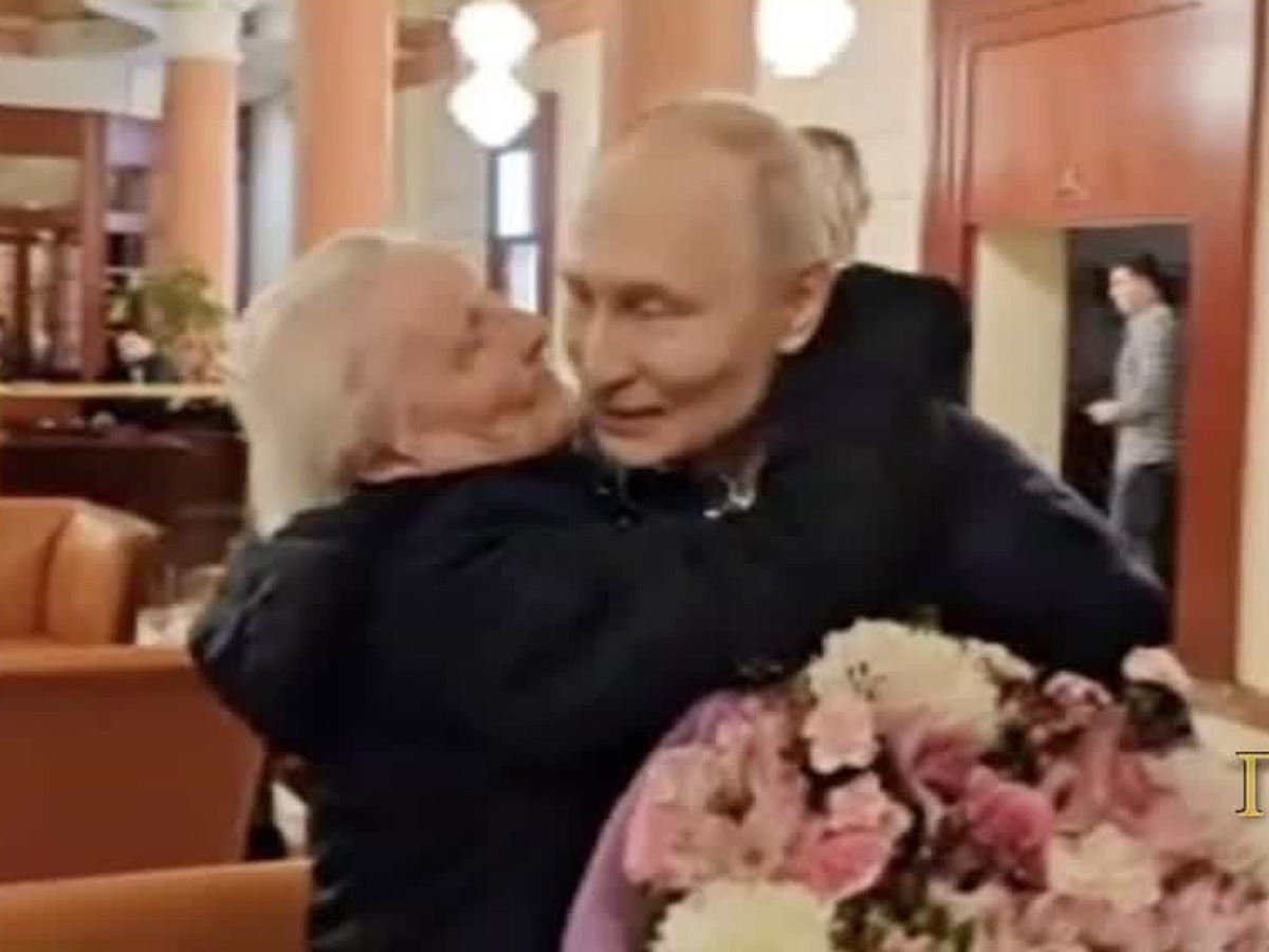 Появилось видео встречи Путина со своей первой учительницей