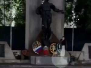 Россиянке придется заплатить 1 млн рублей за танцы на мемориале в Кургане
