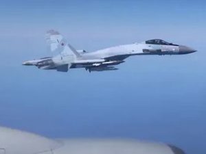 Су-35 воздушной волной отключил автопилот британского самолета