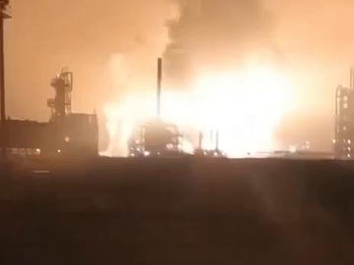 В Астраханской области газоперерабатывающий завод загорелся после атаки БПЛА