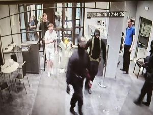 Неизвестные ворвались