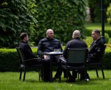 Зеленский демонстративно собрал силовиков на открытой лужайке в пику Путину