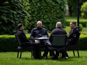 Зеленский демонстративно собрал силовиков на открытой лужайке в пику Путину