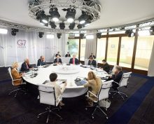 G7 за столом