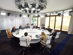G7 за столом