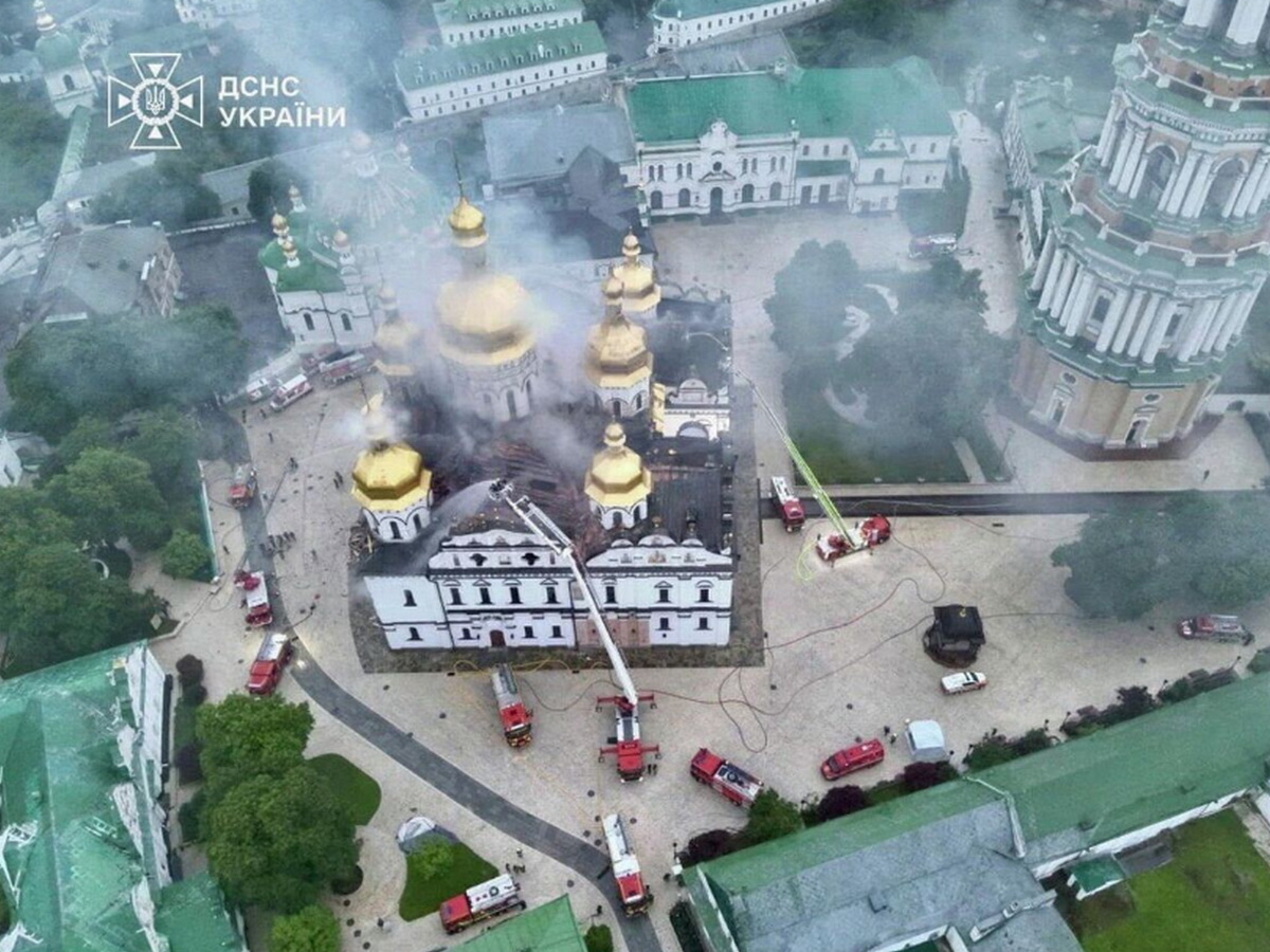 Зеленский обвинил РФ в ударе по Киево-Печерской лавре, но эксперты нашли в этой версии детали, которые «не бьются»