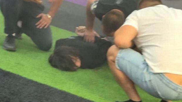 Мужчина с мачете напал на посетителей ТЦ в Краснодаре: есть жертвы