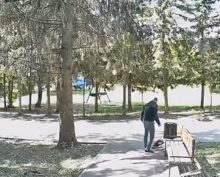 избил девушку