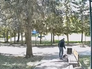 избил девушку
