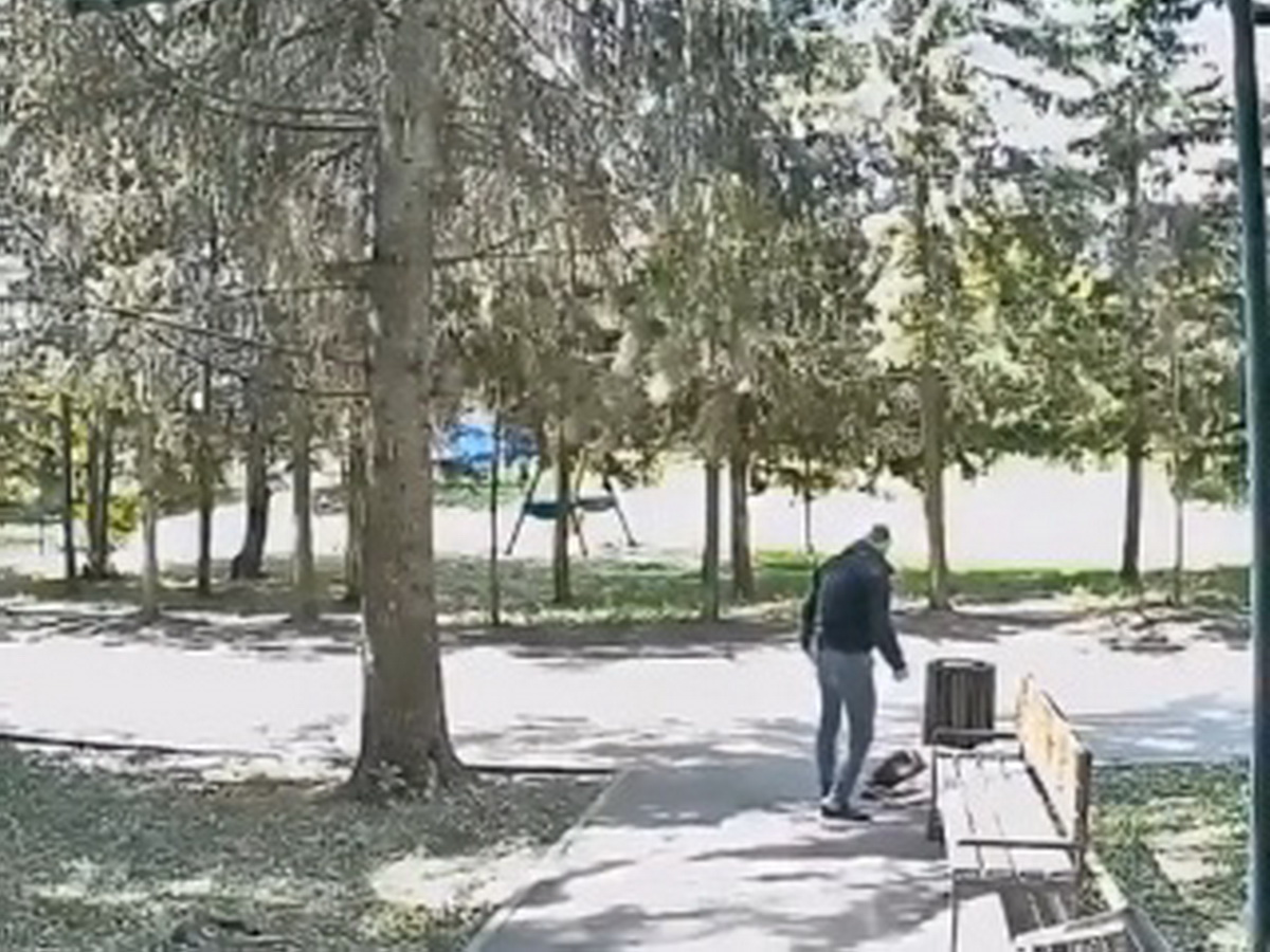 избил девушку