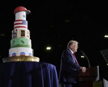 как Трамп праздновал свои дни рождения